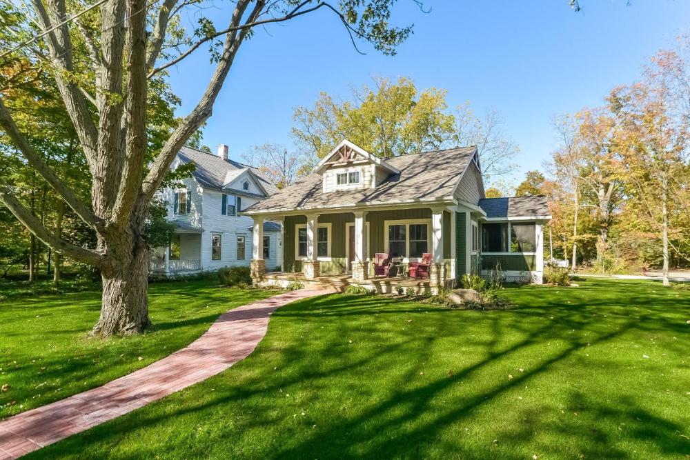 Four Gen house on Hill in Saugatuck walk to town